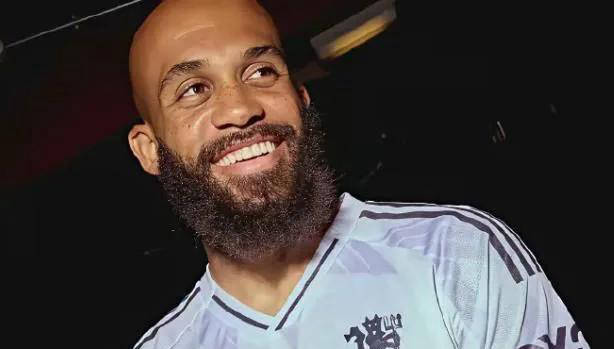 黑锋双煞解体！姆贝乌莫年薪800万镑加盟豪门，维萨罢训离队引发关注